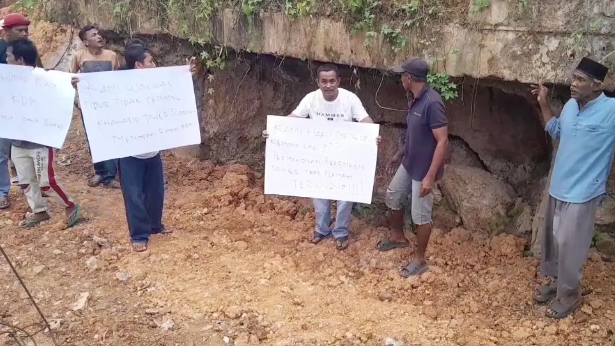 Warga Kampung Lebak Ciung, Desa Gorowong, Parungpanjang mengeluhkan pembangunan dan operasional menara telekomunikasi yang berdiri di atas lahan rawan longsor. (Dok. Warga)  