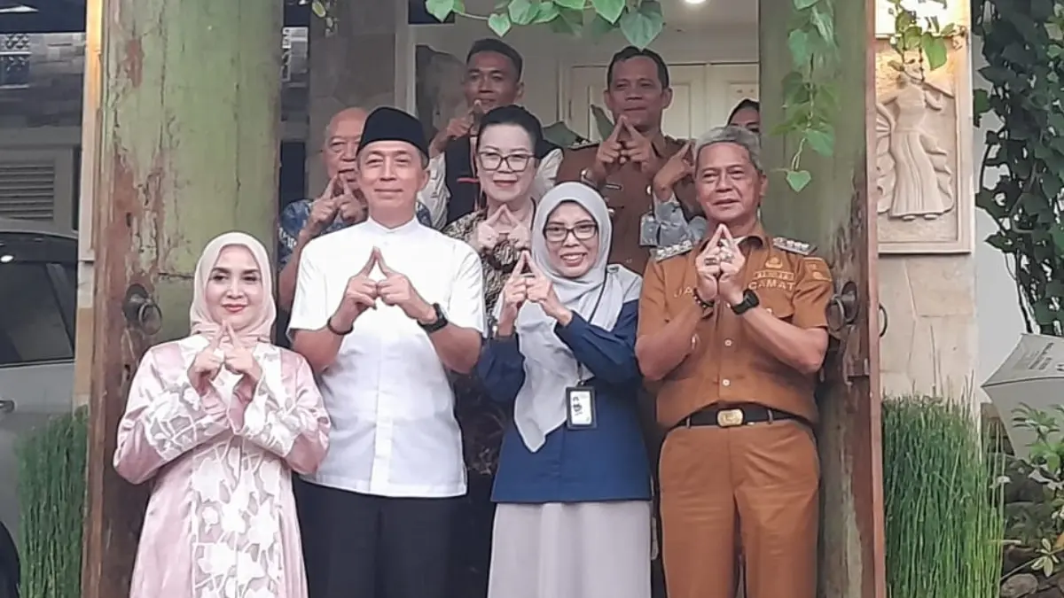 BPS Kota Bogor mulai melaksanakan Sensus Ekonomi 2026 dengan melakukan pendataan perdana kepada Wali Kota Bogor, Dedie A. Rachim. (Fikri/Radar Bogor)