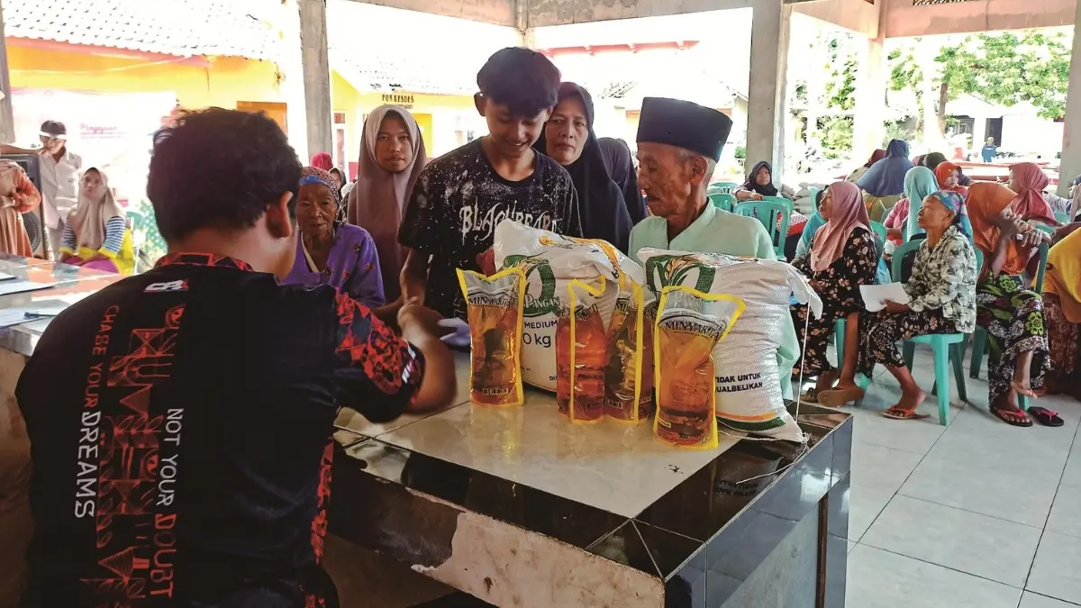 Ilustrasi penyaluran bansos tambahan pangan kepada para KPM. (Foto: ppid-desa.jemberkab.go.id)