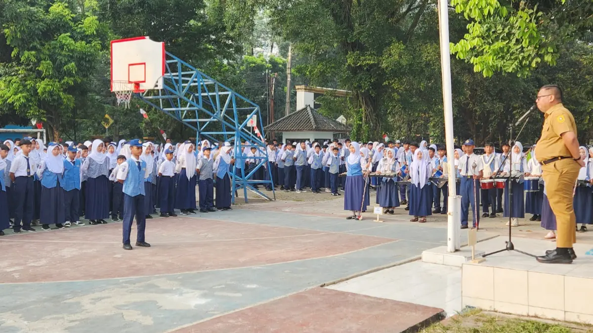 Kepala Dinas Pendidikan (Disdik) Kabupaten Bogor, Rusliandy saat menjadi pembina upacara, Senin, 15 Juni 2026. (Dok. Diskominfo Kabupaten Bogor)