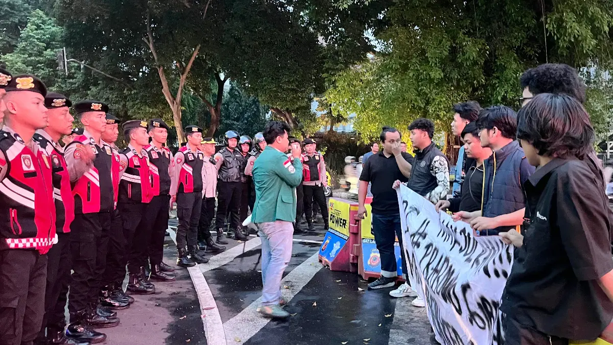 Mahasiswa melakukan aksi demo di depan Istana Bogor, Senin, 15 Juni 2026.(Dzikry/Radar Bogor)