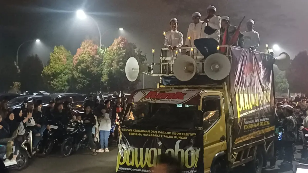 Masyarakat di kawasan Puncak yang berasal dari Kecamatan Ciawi, Megamendung, hingga Cisarua, mengikuti pawai obor dalam menyambut Tahun Baru Islam 1448 Hijriah.(Septi N/Radar Bogor)