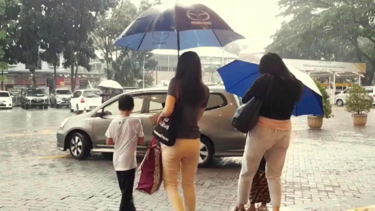 Masyarakat di Kota Bogor sebaiknya bawa payung saat keluar rumah.