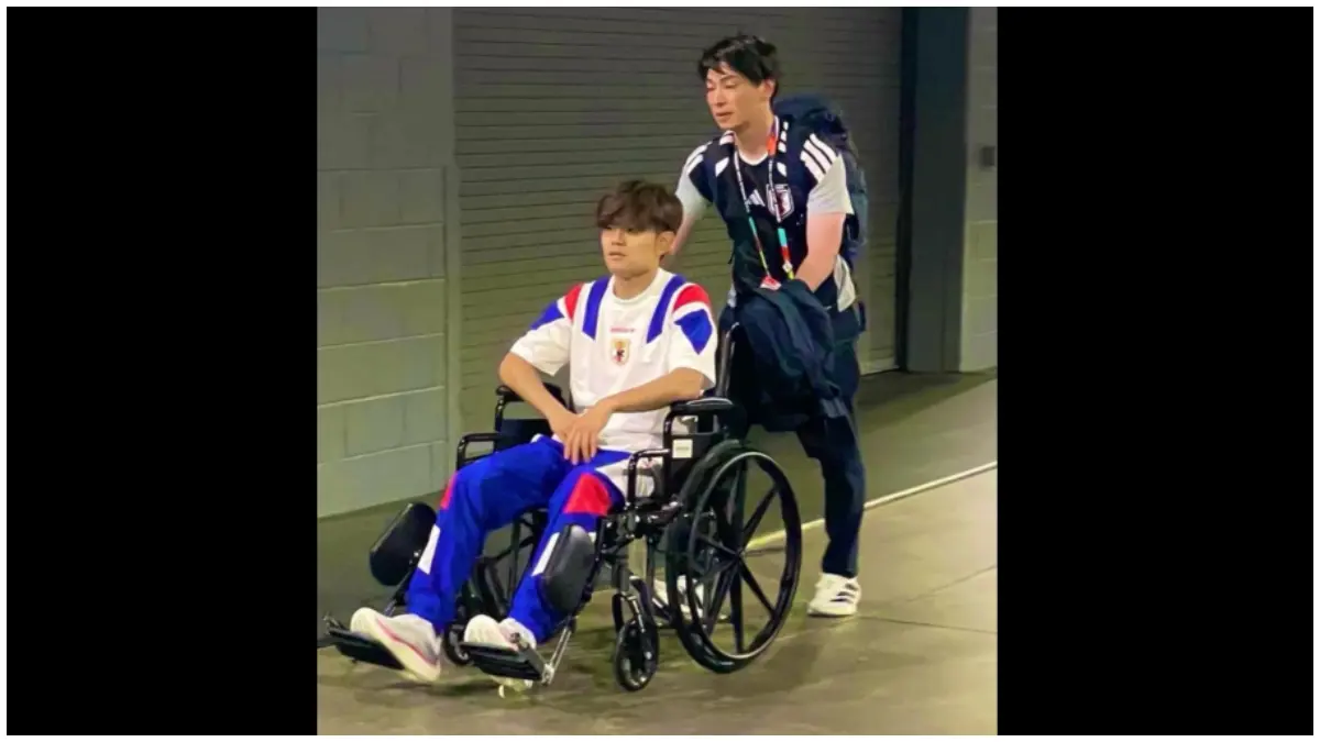 Pemain Timnas Jepang Takefusa Kubo pakai kursi roda usai laga kontra Belanda. (Foto : Instagram @idextratime)