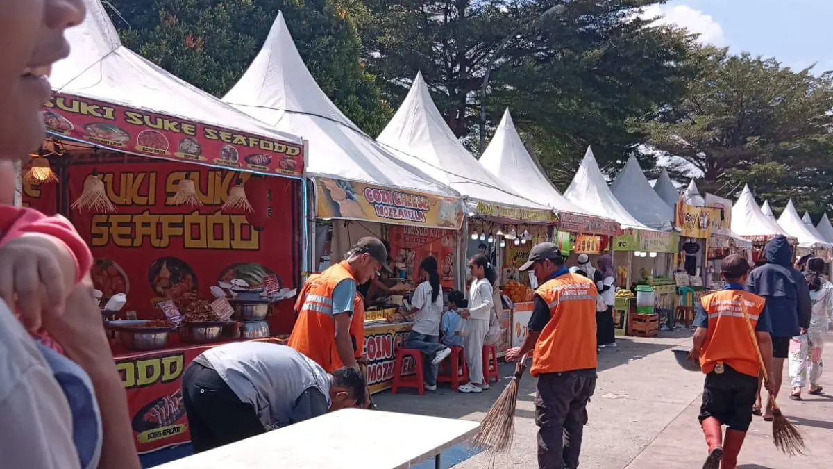 Petugas DLH saat membersihkan sampah di area kegiatan KaBOGORFEST 2026. (Foto : DLH for Radar Bogor)
