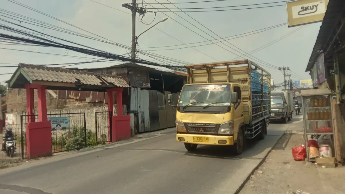 Sekolah di Gunungsindur, Kabupaten Bogor membutuhkan garis kejut untuk hindari kecelakaan.  (Nasir/ Radar Bogor)