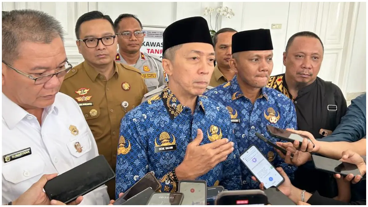 Wali Kota Bogor, Dedie Rachim pasca menandatangani Perwali soal penertiban angkot tua. (Foto : Fauzan/Radar Bogor)