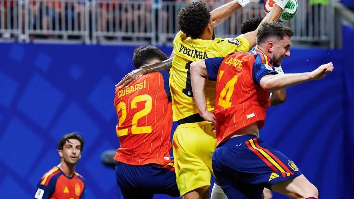 Aksi kiper Cape Varde yang tampil gemilang menghalau serangan barisan penyerang Spanyol.
