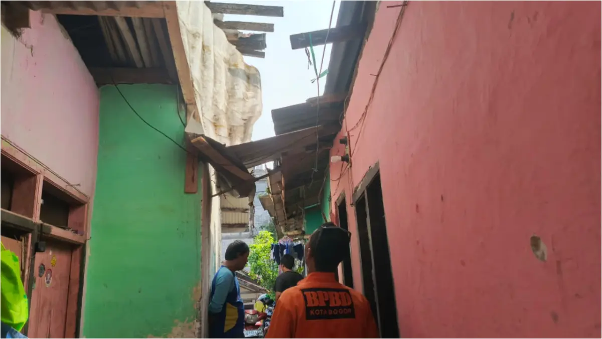 Anggota BPBD Kota Bogor saat mengecek bencana yang terjadi di rumah warga di Kecamatan Bogor Timur. (Dok. BPBD Kota Bogor)