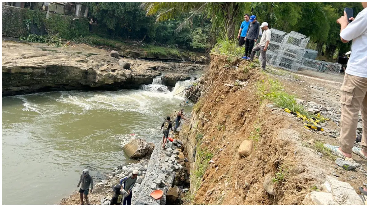 Anggota DPRD Kota Bogor Syafrudin Bima saat meninjau longsor di Perumahan Graha Grande Tanah Sareal. (Foto : Fauzan/Radar Bogor)