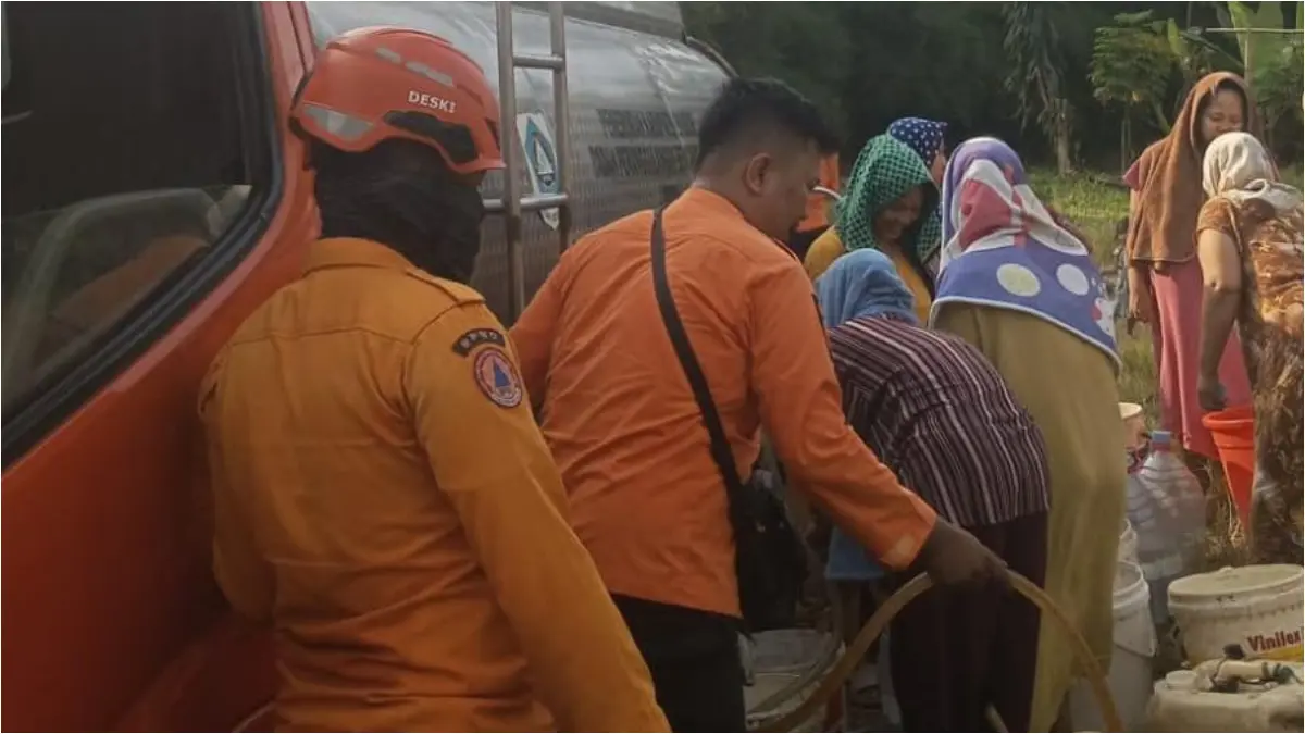 BPBD Kabupaten Bogor mendistribusikan air bersih di Kecamatan Babakan Madang, Kabupaten Bogor. (Dok. BPBD Kabupaten Bogor)