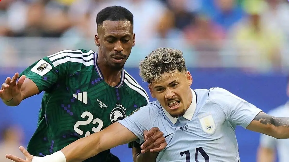 Pemain Arab Saudi berebut bola dengan pemain Uruguay. Skor akhir sama kuat 1-1. (Foto : Facebook FIFA World Cup)