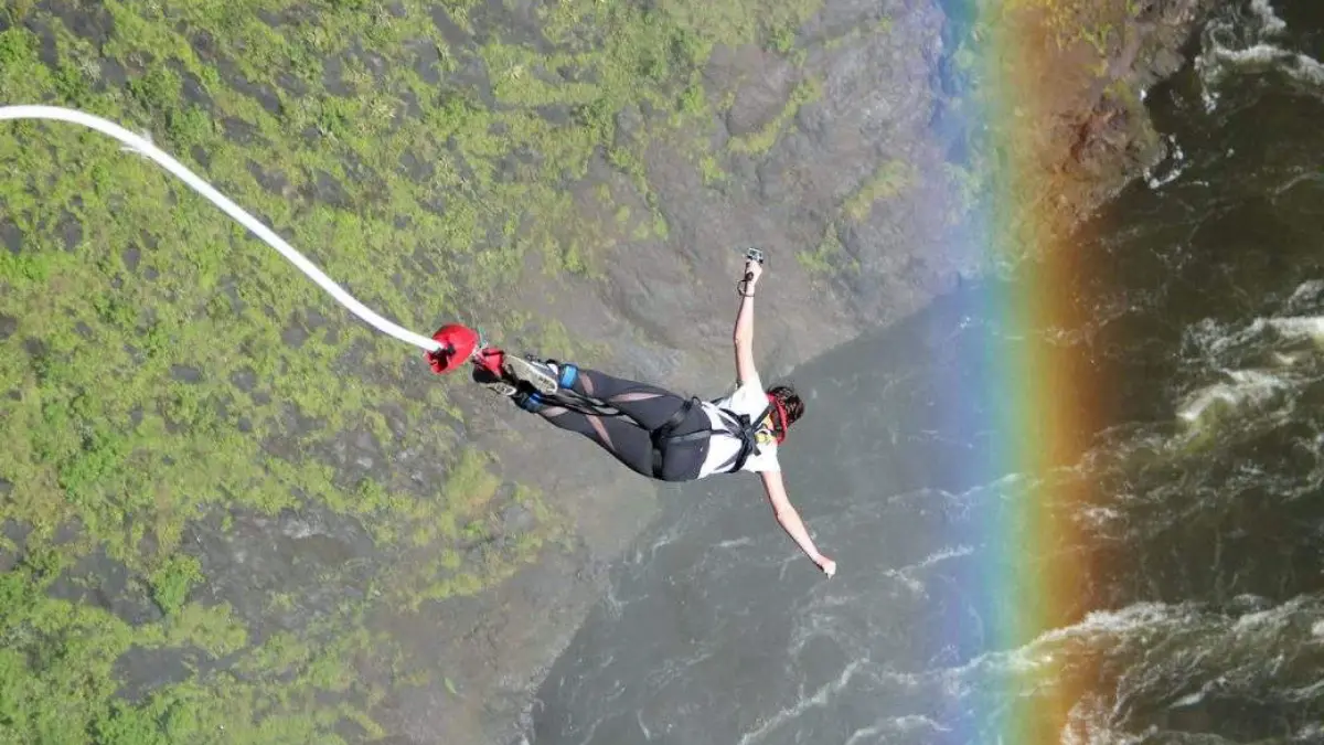 Rekomendasi tempat bungee jumping yang punya pemandangan indah. Foto: Klook