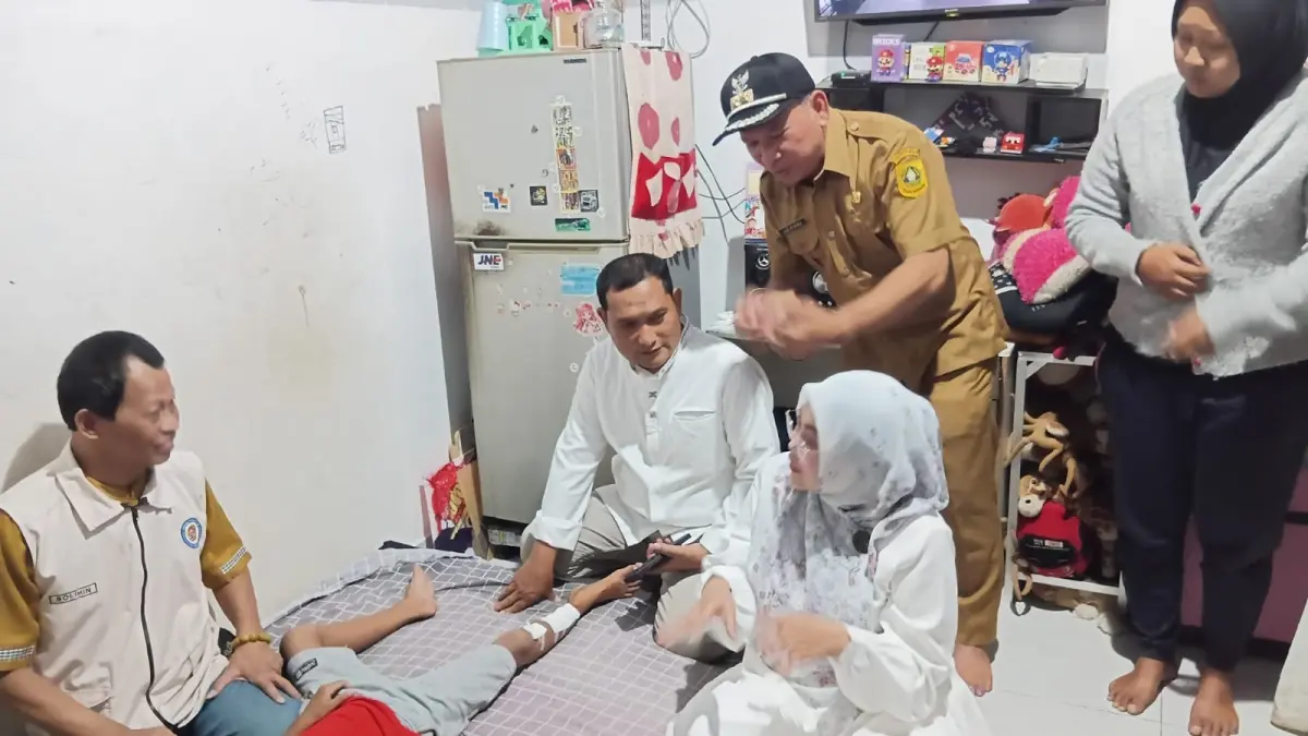 Sejumlah pejabat Kabupaten Bogor saat mendatangi kediaman korban bocah yang terperosok gorong-gorong saat pawai obor. (Foto : Dok Pribadi)