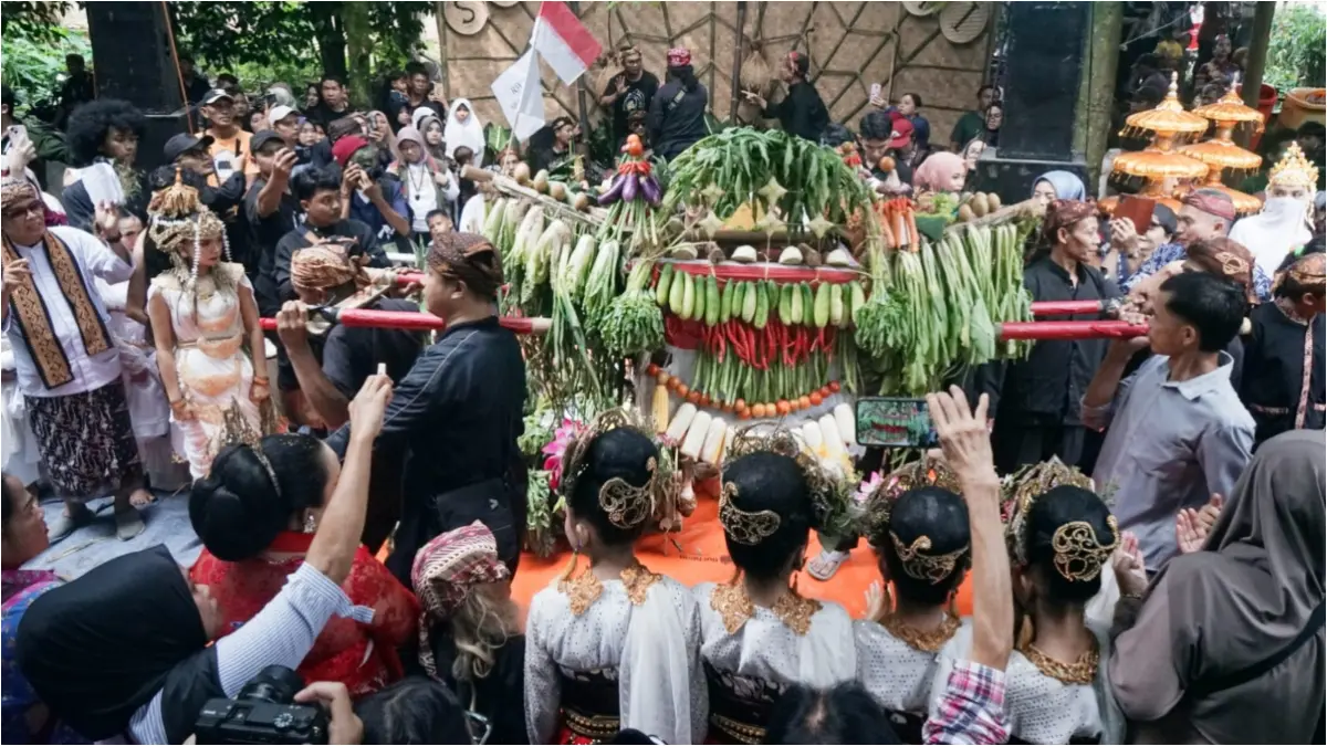 Sejumlah warga mengikuti pawai dongdang saat tradisi sedekah bumi di Kampung Lembur Sawah, Kelurahan Mulyaharja, Kota Bogor, Selasa, 16 Juni 2026. (Sofiansyah/Radar Bogor)
