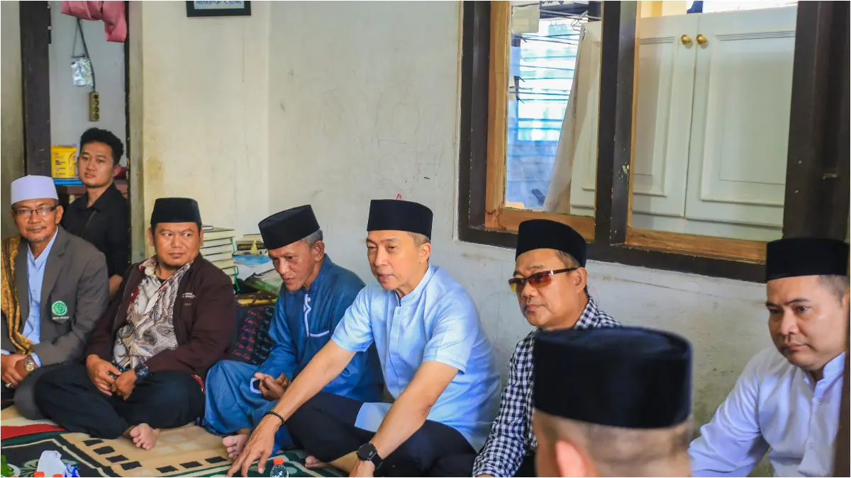 Wali Kota Bogor Dedie A. Rachim mengunjungi kediaman pimpinan Majelis Taklim As-Sofyan, Ustaz Hilman, di Kelurahan Pasirjaya, Kecamatan Bogor Barat, Kota Bogor, Selasa 16 Juni 2026. (Dok. Pemkot Bogor)
