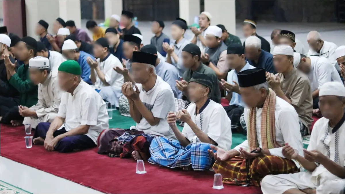 Warga binaan Lapas Cibinong Kabupaten Bogor saat mengikuti pengajian dan doa bersama menyambut Tahun Baru Islam 1448 Hijriah. (Dok. Lapas Cibinong)