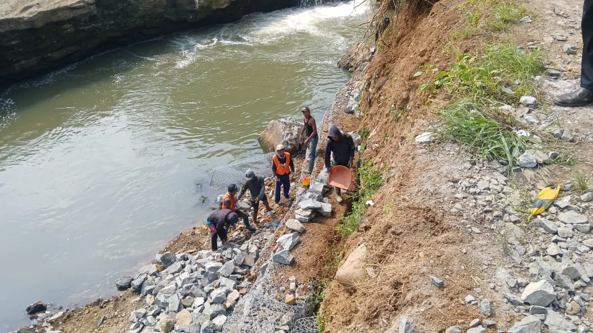 Kementerian Pekerjaan Umum (PU) melalui Balai Besar Wilayah Sungai (BBWS) Ciliwung-Cisadane memperbaiki bantaran Sungai Ciliwung di wilayah Perumahan Graha Grande, Kota Bogor. (Dok. Warga)