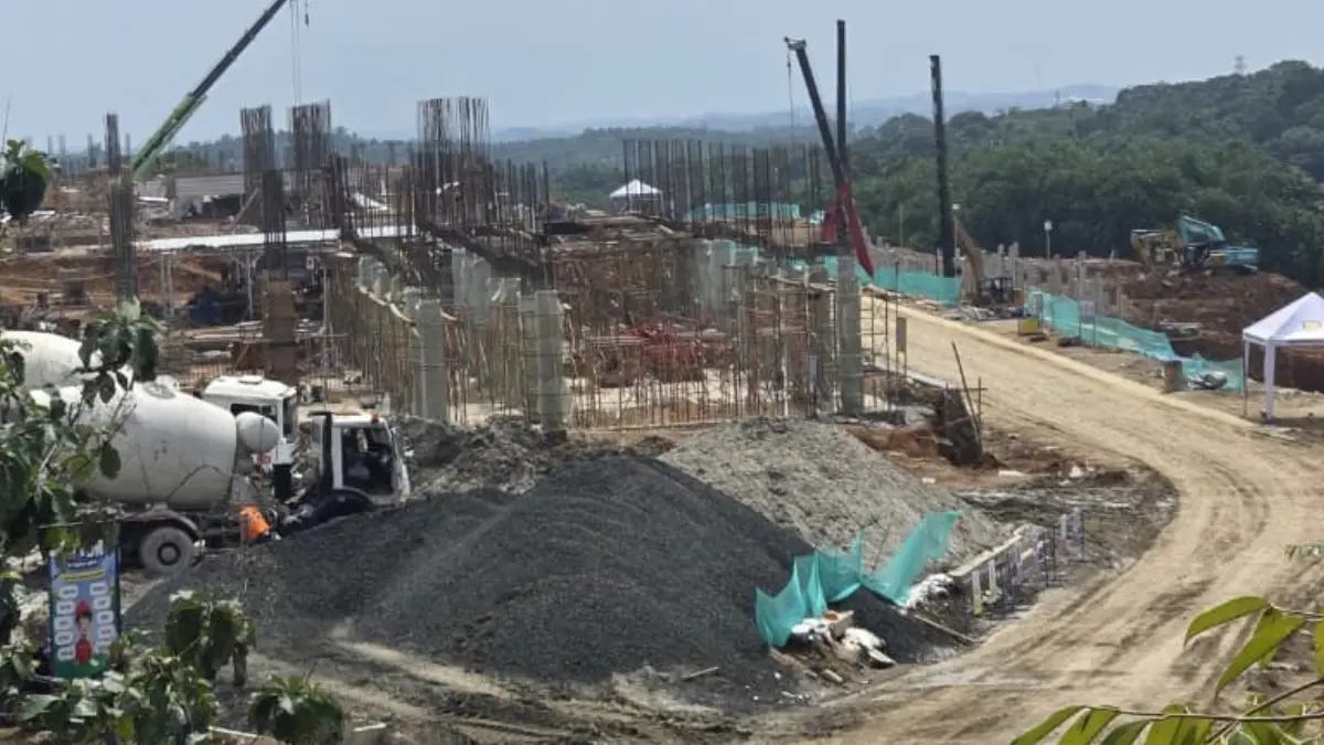 Ketua Umum LSM Gerakan Nasional Pajajaran (Genpar), Sambas Alamsyah saat mendatangi lokasi pembangunan sekolah rakyat di Jasinga. (Dok. Genpar)