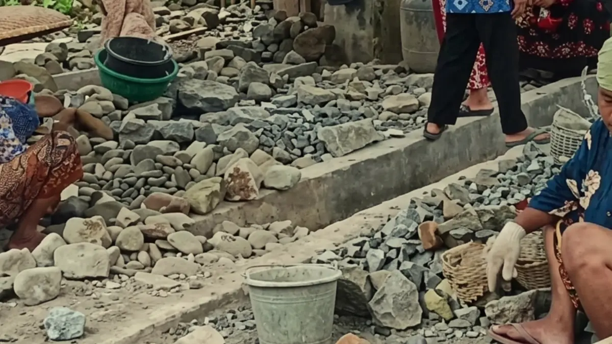 Para emak-emak menjadi pemecah batu di Desa Cipinang, Kecamatan Rumpin, Kabupaten Bogor. (Nasir/ Radar Bogor)
