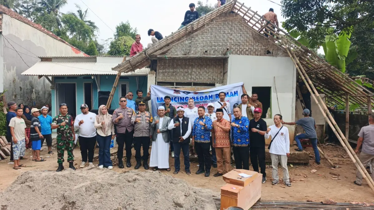 Persaudaraan Wartawan Online (PWO) menggelar aksi sosial berupa program bedah rumah bagi warga kurang mampu yang tersebar di tiga kecamatan di Kabupaten Bogor yakni Caringin, Cijeruk, dan Cigombong. (Dok. PWO)
