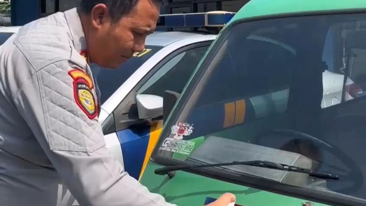 Personel Dinas Perhubungan (Dishub) Kota Bogor saat menertibkan angkot tua. (Dok. Dishub Kota Bogor)