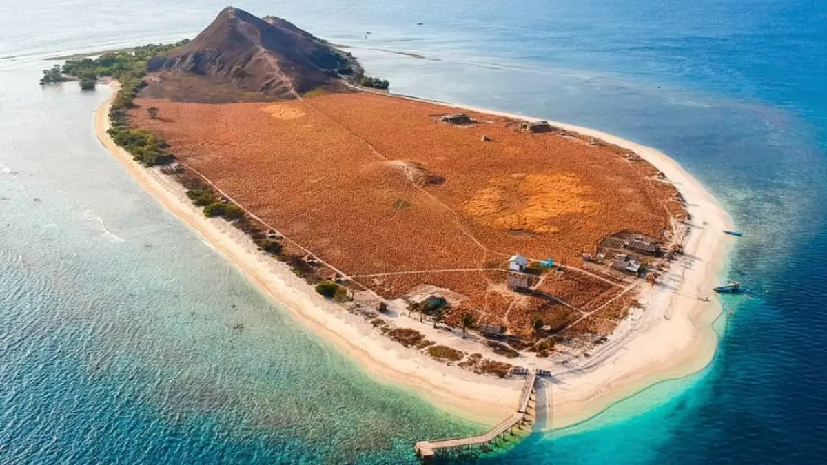 Pulau Kenawa, salah satu destinasi wisata menarik yang ada di Lombok. Foto: The Colour of Indonesia