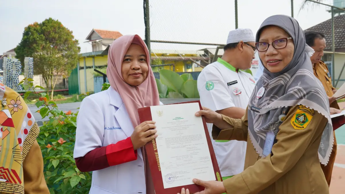 RSUD R. Moh. Noh Nur Leuwiliang menggelar apel pagi rutin sekaligus menyerahkan Satyalancana Karya Satya dan penghargaan kepada tim bola voli putra. (Dok. RSUD R. Moh. Noh Nur Leuwiliang)