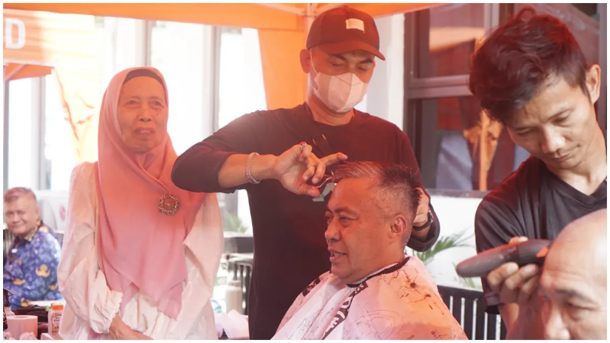 Sekertaris Daerah Kota Bogor, Deni Mulyadi saat ikut cukur rambut gratis  pada acccara Hari Lansia Nasional di halaman Perpuda Bogor Rabu 17 Juni 2026. (Foto : Sofiansyah/Radar Bogor)