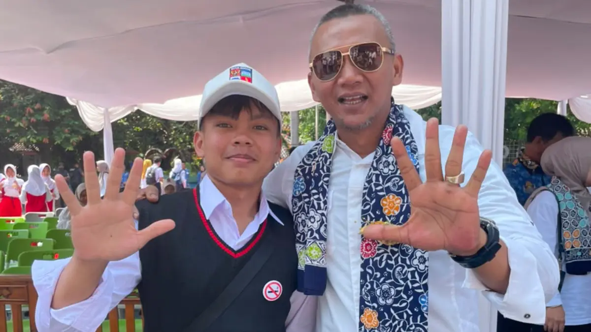 Siswa SMAIT BBS yang terpilih jadi Duta KTR berfoto bersama Wakil Wali Kota Bogor Jenal Mutaqin. Foto: SMAIT BBS for Radar Bogor
