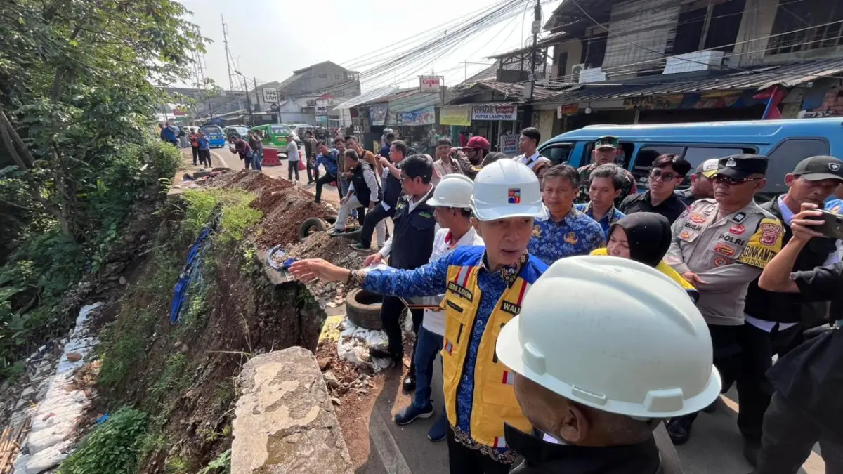 Wali Kota Bogor, Dedie Rachim saat meninjau longsor di Jalan Kebon Pedes. (Foto : Dzikry/Radar Bogor)