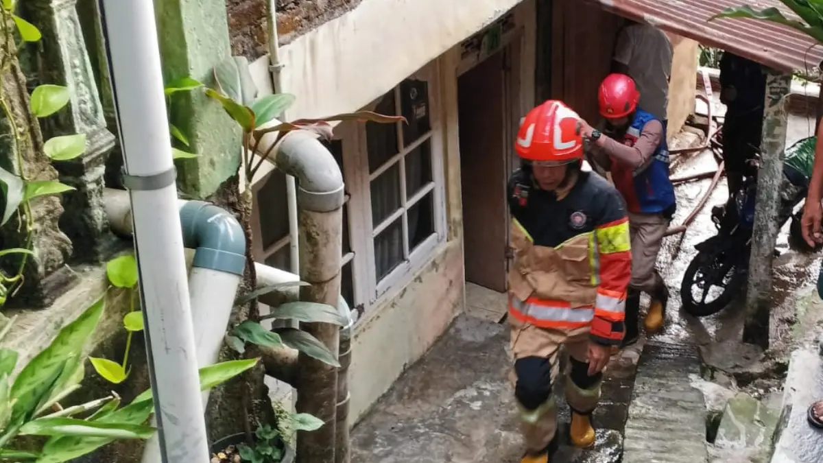 Damkar Kota Bogor melakukan pendinginan pasca kebakaran di Kebon Pedes, Kecamatan Tanah Sareal. (Fikri/Radar Bogor)