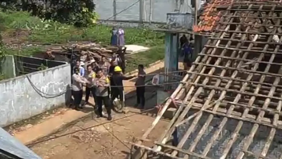 Jajaran anggota Polres Bogor gotong royong merombak rumah tidak layak huni di Kabupaten Bogor. (Dok. Polres Bogor)