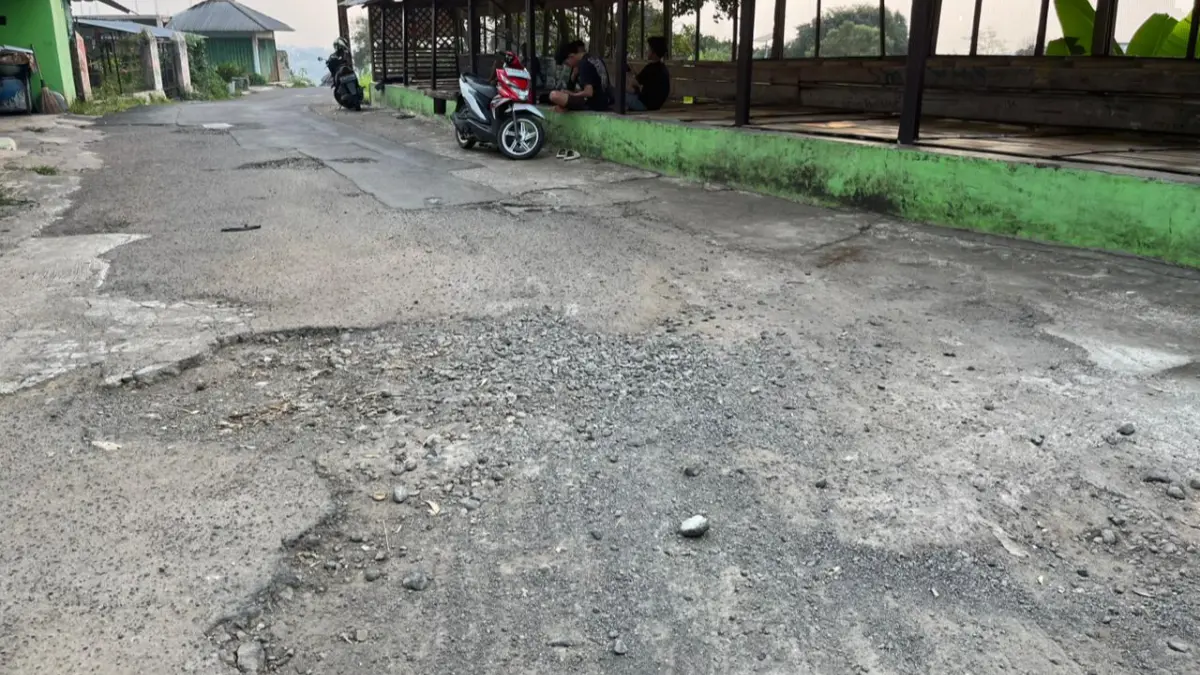 Jalan Gadog Sisi Ampera, Desa Sukajadi, Kecamatan Tamansari, Kabupaten Bogor mengalami kerusakan di sejumlah titik. (Septi N/Radar Bogor)