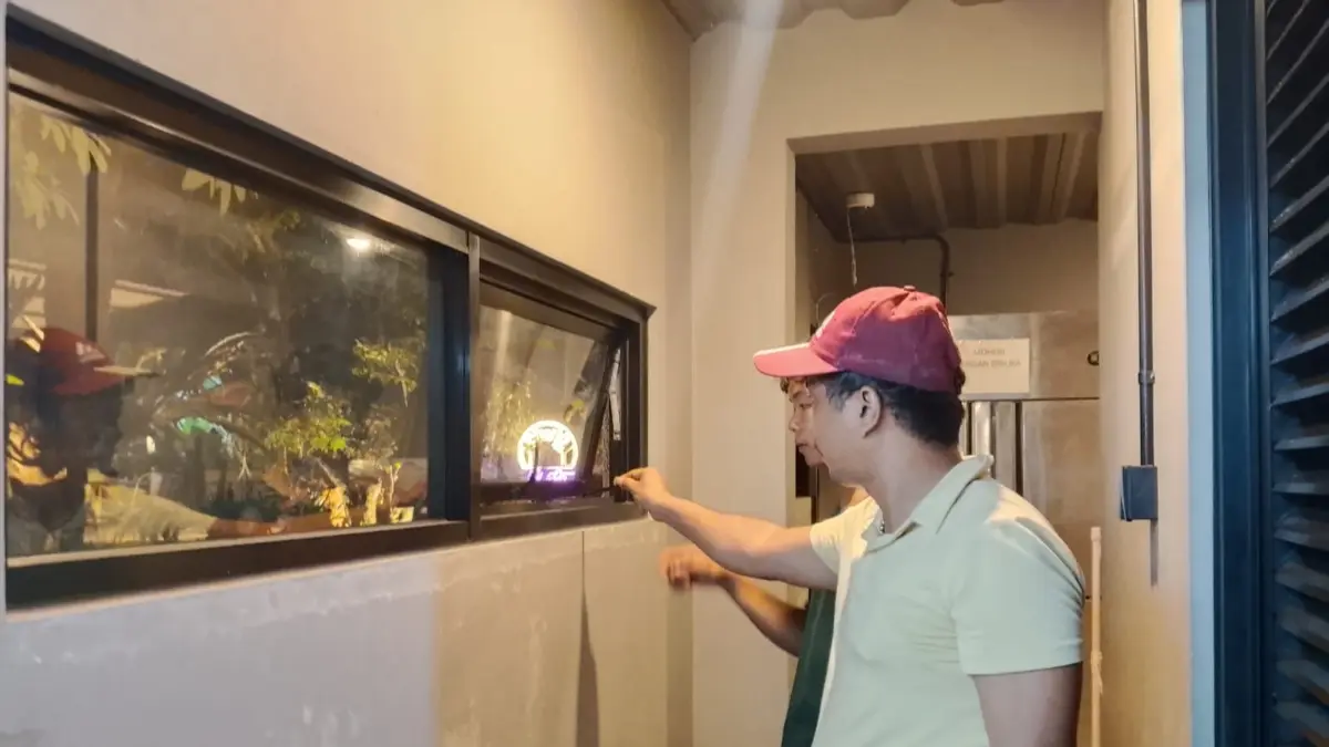 Pihak kepolisian saat mendatangi coffe shop di Cikaret, Kabupaten Bogor pasca dibobol maling. (Dok. Polsek Cibinong)