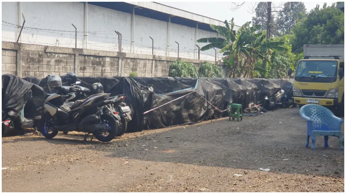 Ribuan motor listrik MBG usai disegel Jampidsus Kejaksaan Agung (Kejagung) RI di kawasan industri Sentul, Kabupaten Bogor. (Foto : Hendi Novian/Radar Bogor)