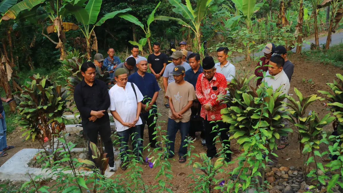 Kuasa hukum tersangka, Afdhal Muhammad (kanan). Ayah korban MAS, Soleh (tengah) beserta komunitas Persatuan Olahraga Pemburu Babi (porbi) mendatangi langsung rumah korban sekaligus ziarah pada makam MAS di Jasinga, Kabupaten Bogor, Jawa Barat, Jumat, 19 Juni 2026. Foto: Hendi Novian / Radar Bogor