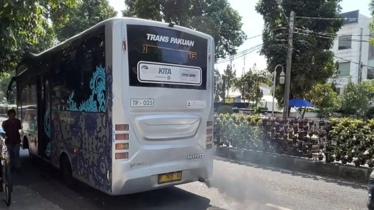 Armada Biskita Transpakuan yang mengeluarkan asap hitam dan disorot warga Bogor. Foto: Fauzan/Radar Bogor