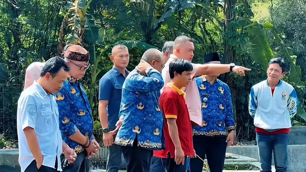 Bupati Bogor, Rudy Susmanto saat meninjau Balai Benih Ikan di Kecamatan Cijeruk, Kabupaten Bogor. (Foto: Diskominfo for Radar Bogor)