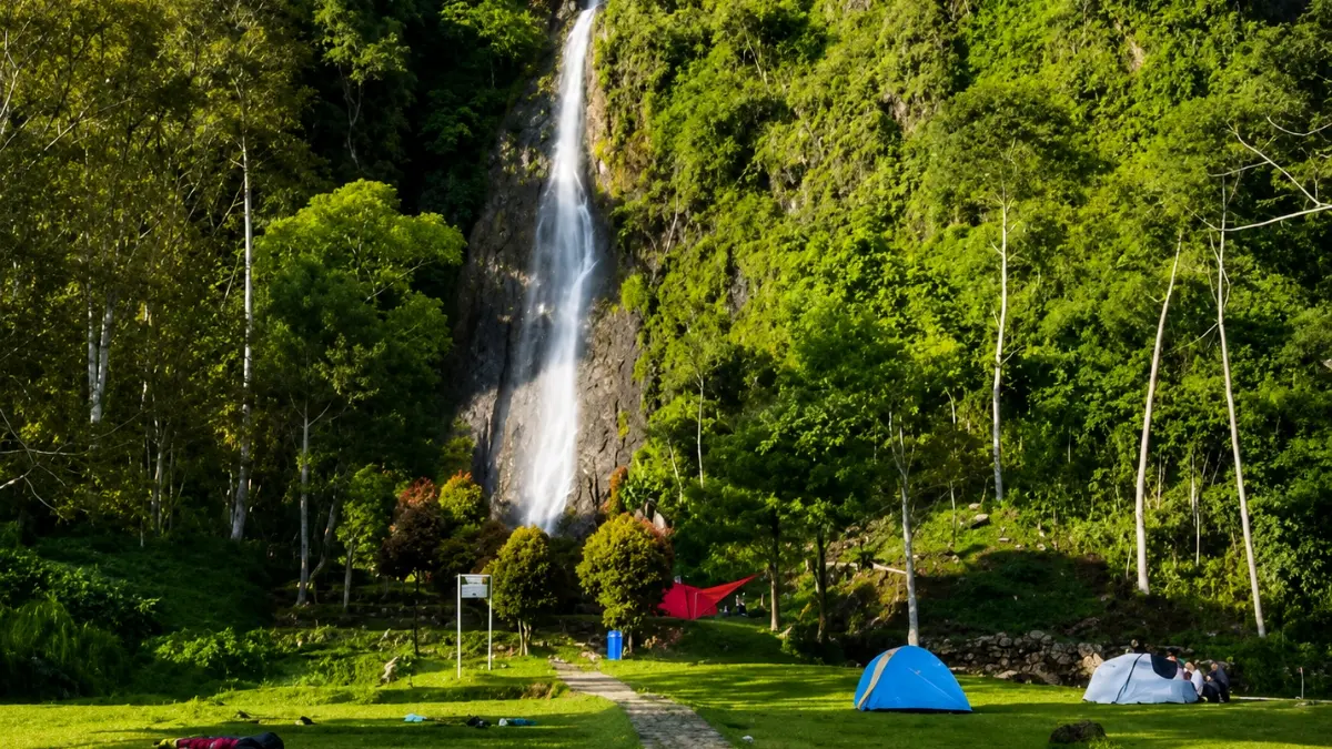 Curug Cibeureum, salah satu wisata terbaik di area Taman Nasional Gunung Gede Pangrango. (Foto:  Instagram @curugcibeureum_official)
