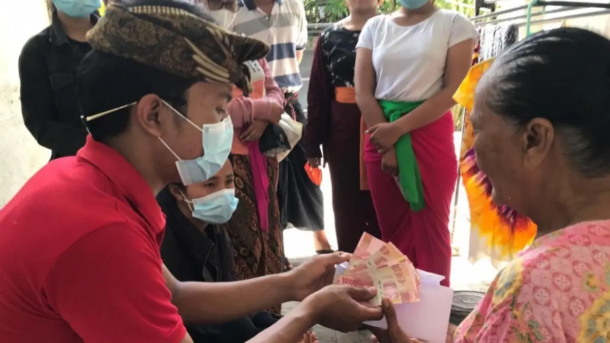 Ilustrasi penyaluran bansos kepada masyarakat desil rendah. (Foto: bungkulan-buleleng.desa.id)