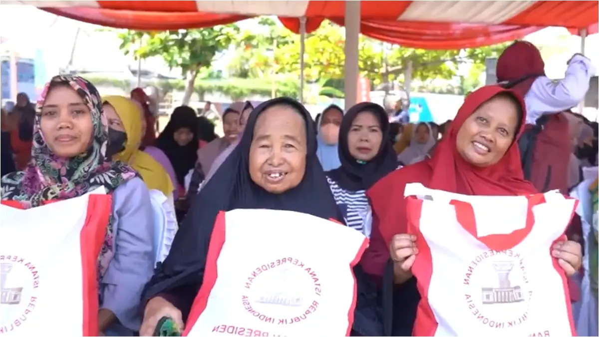 Ilustrasi penyaluran bansos non tunai. (Foto: YouTube Pos Indonesia)