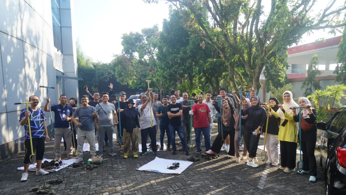 Karyawan Radar Bogor belajar membuat lubang biopori. (Foto: Sofyansyah/Radar Bogor)