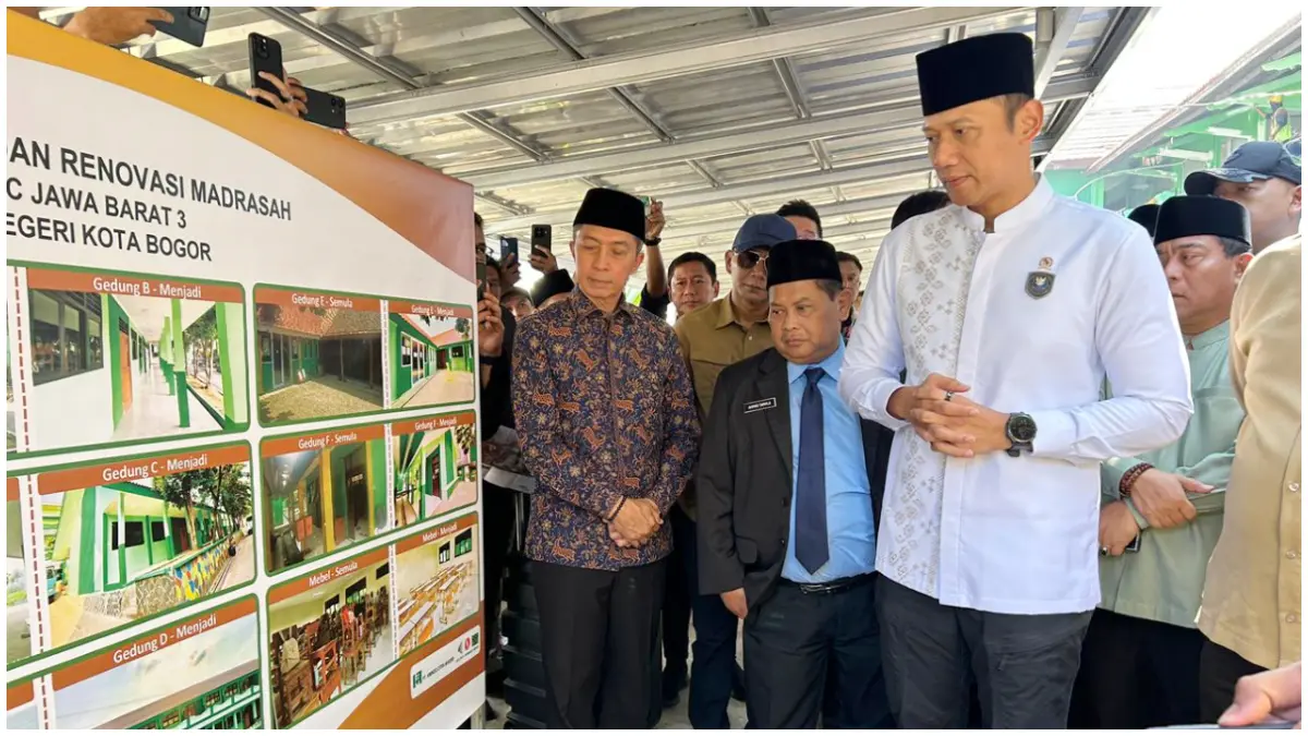 Menteri Koordinator Bidang Infrastruktur dan Pembangunan Kewilayahan Agus Harimurti Yudhoyono saat meninjau revitalisasi MTSN Kota Bogor.(Fauzan/Radar Bogor)