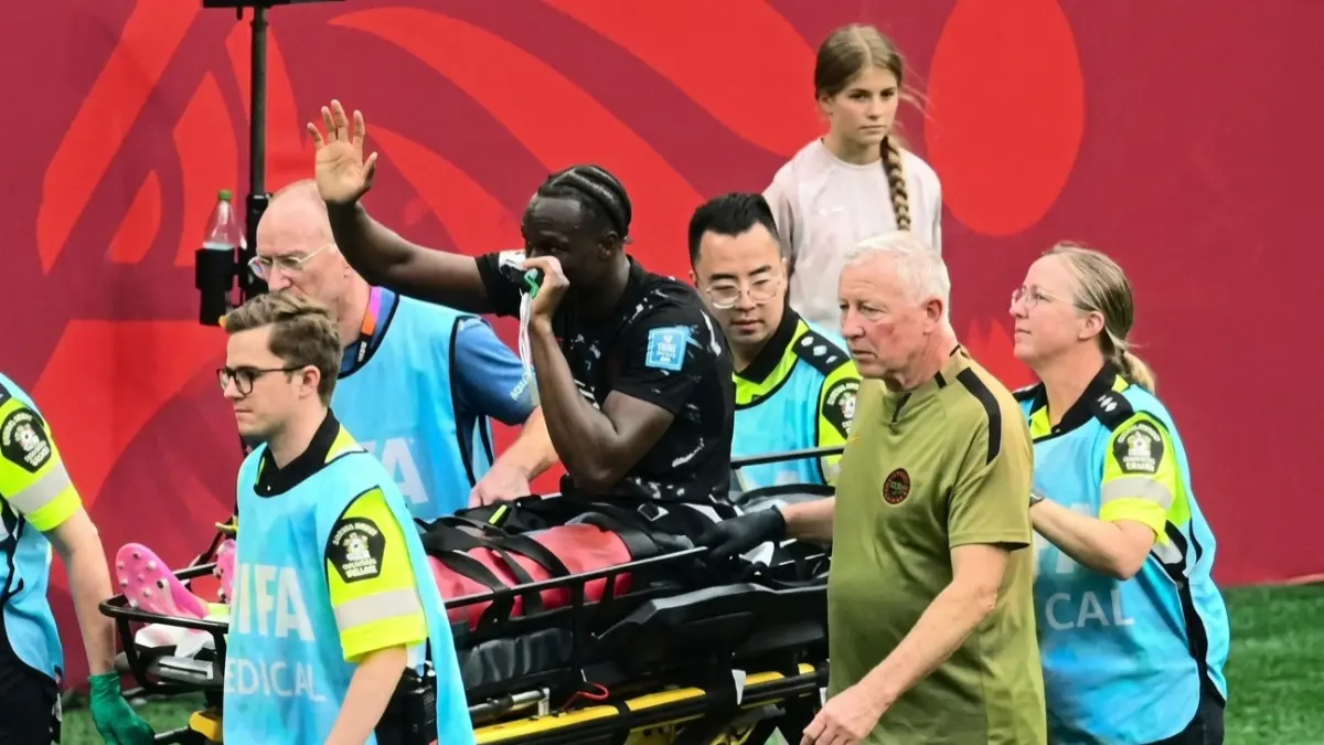 Pemain Kanada, Ismael Kone harus dibawa keluar lapangan karena cedera, Jumat 19 Juni 2026.