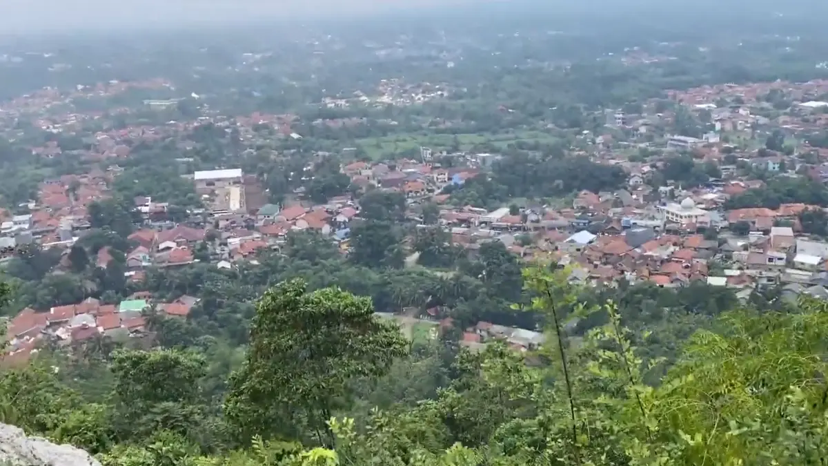 Pemandangan Bogor dari atas Puncak Batu Roti. (Foto: YouTube Muhamad Husni)