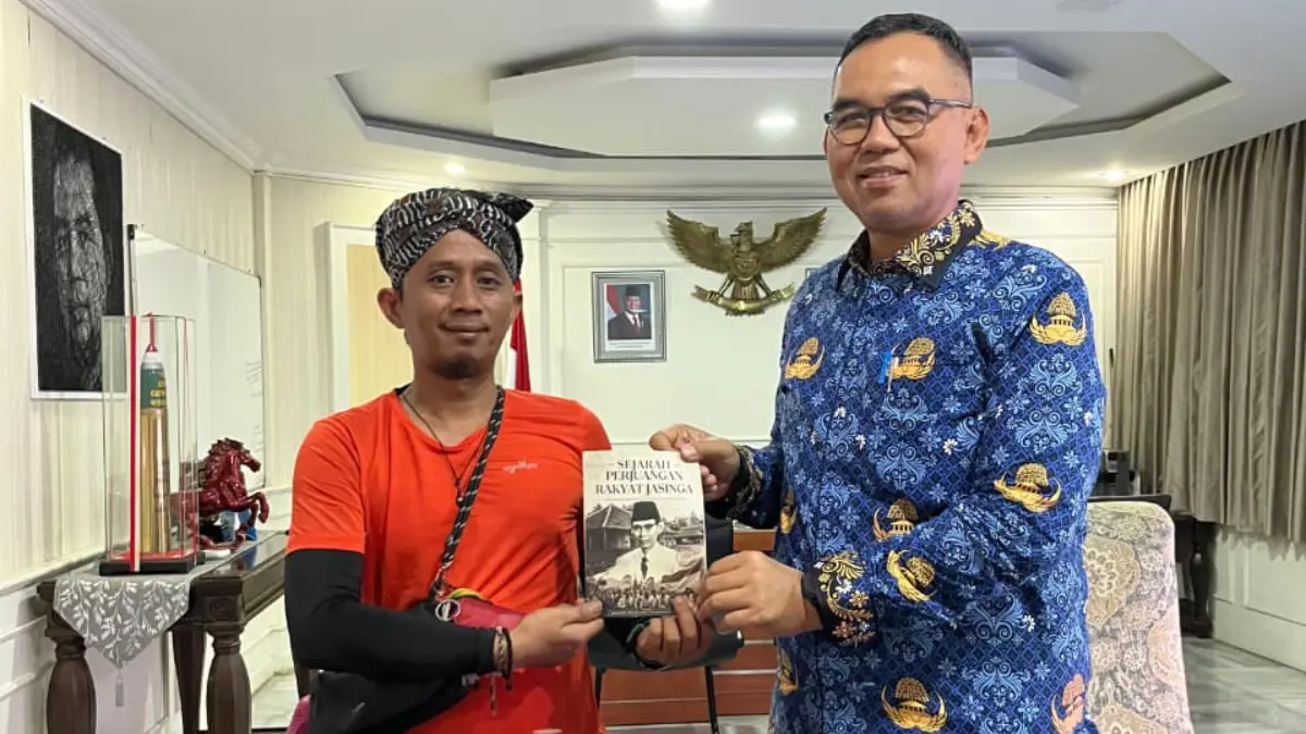 Pemuda Jasinga sekaligus pegiat sejarah, Radien saat menyerahkan buku Sejarah Perjuangan Rakyat Jasinga kepada Sekda Kabupaten Bogor.
Foto: Septi Nulawam/Radar Bogor