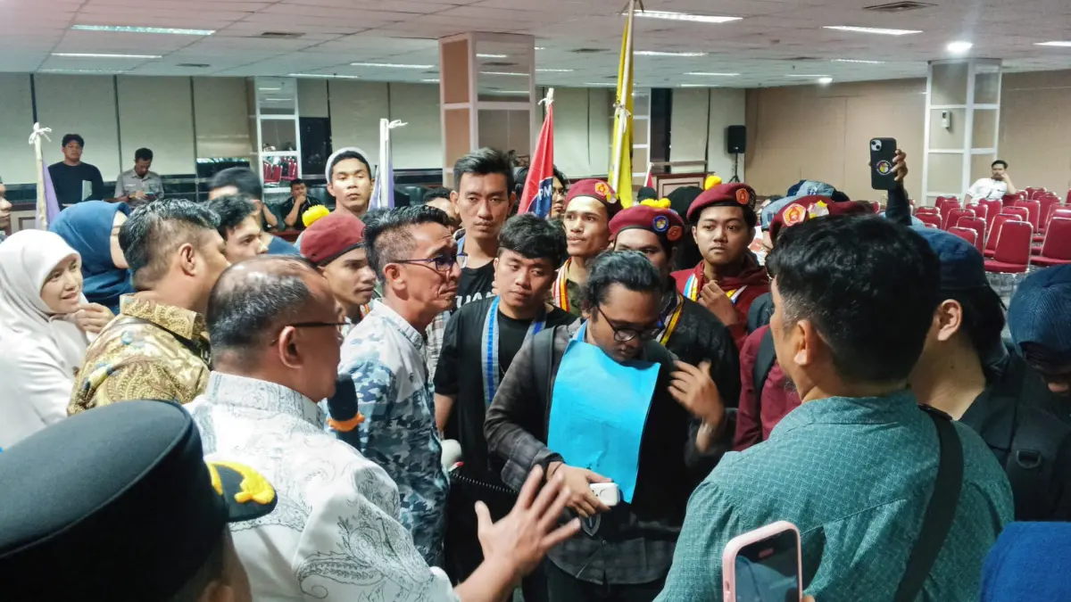 Perwakilan GMKI PMKRI Cabang Bogor melakukan audiensi dengan sejumlah anggota DPRD Kota Bogor saat aksi. Foto: Fikri/Radar Bogor