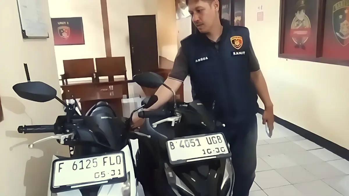 Polisi mengamankan 2 unit motor milik pelaku dan milik korban.  (Nasir/ Radar Bogor)