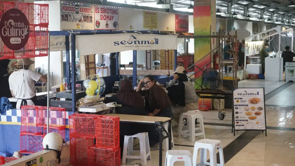 Terlihat kios pusat kuliner di lantai dua Pasar Jambu Dua Bogor mulai  terisi dan mulai ramai dikunjungi pembeli. Foto : Sofiansyah/Radar Bogor